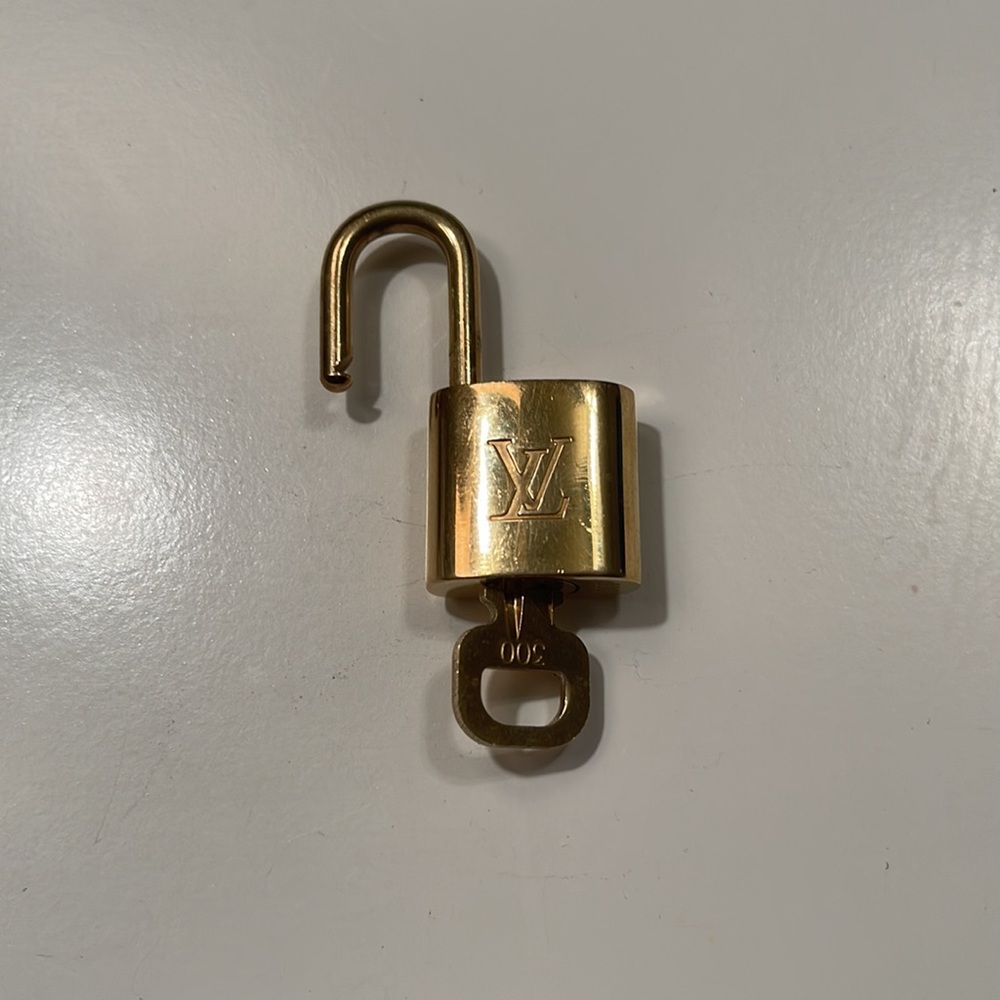 Authentic Lock and Key with Chain - Picture 4 of 4
